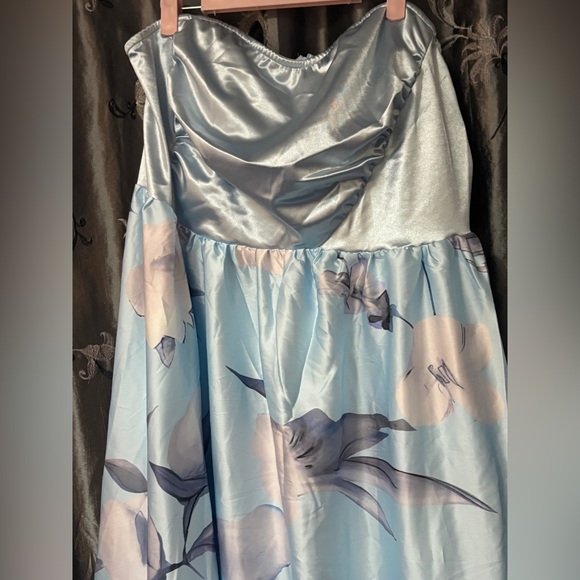 Flycurvy powder blue floral strapless gown 22 - Picture 3 of 13